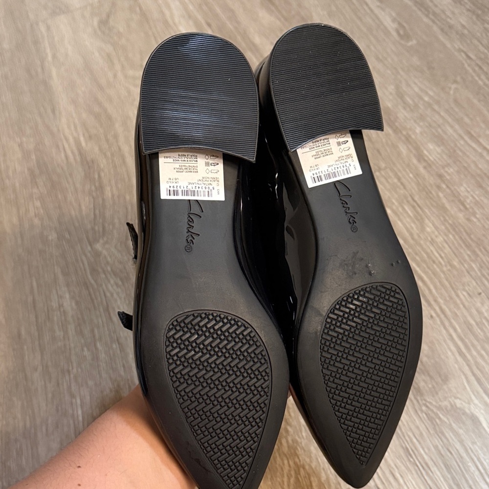 Elegant Black Patent Leather Mary Jane Shoes - Picture 2 of 3